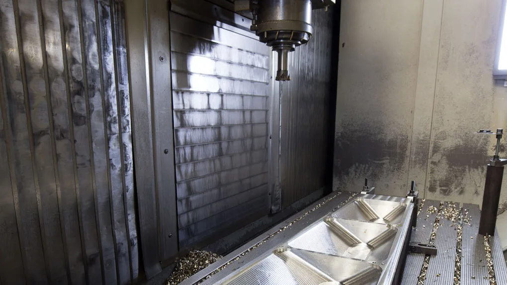 Blick in ein CNC-Bearbeitungszentrum mit Werkstück
