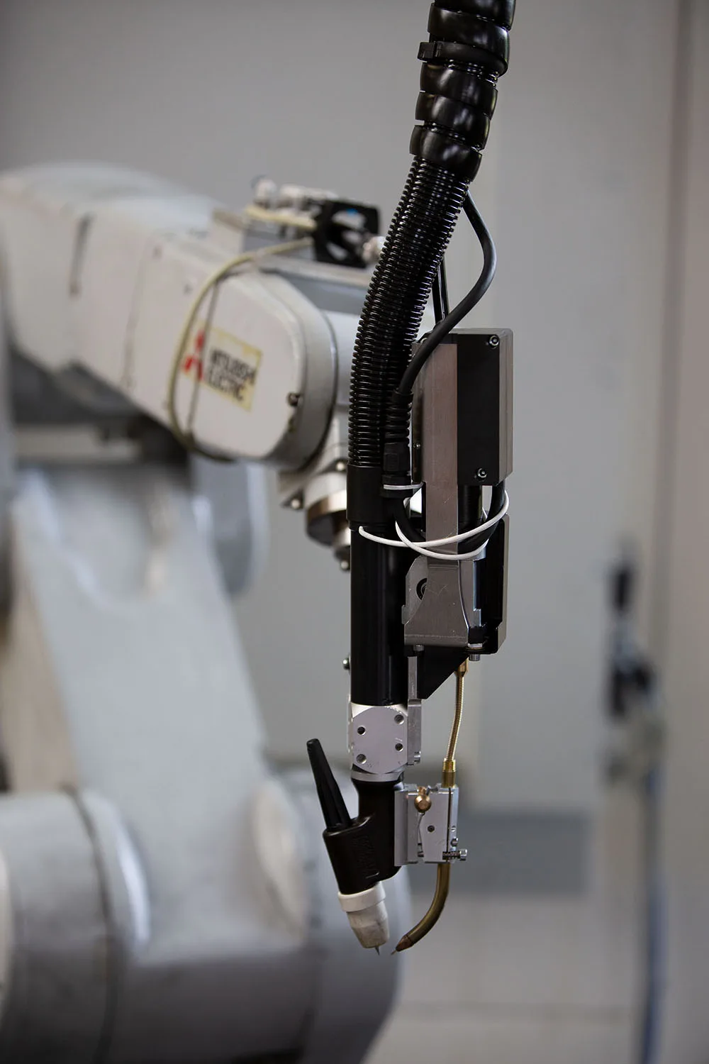Schweißroboter in der selbst gebauten Roboterzelle